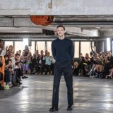 Le styliste valaisan Kevin Germnier lors de la Fashion Week de 2023.